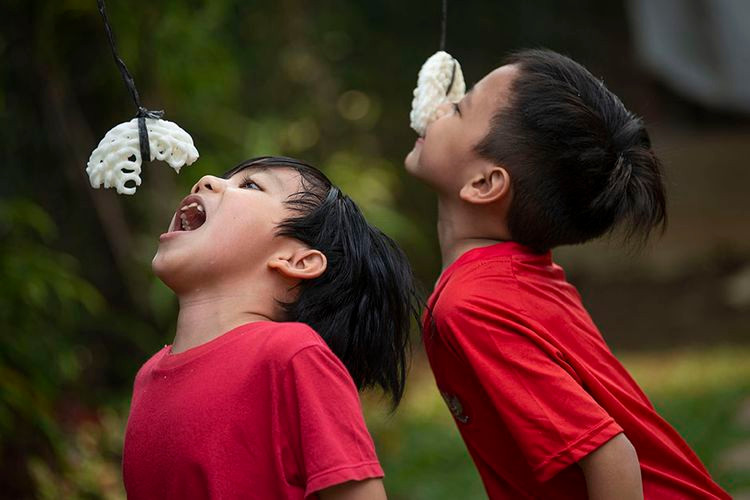 Lomba Makan Kerupuk